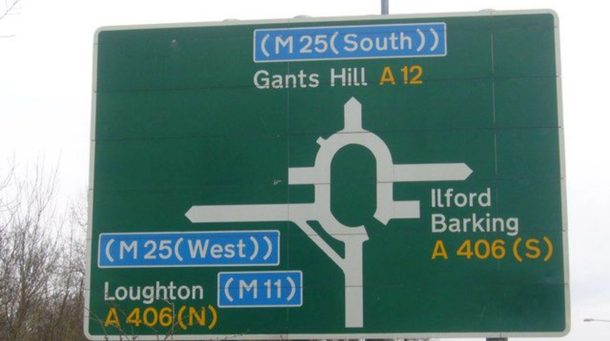 Redbridge A12 roundabout crash with A406 Two cars crashed updates